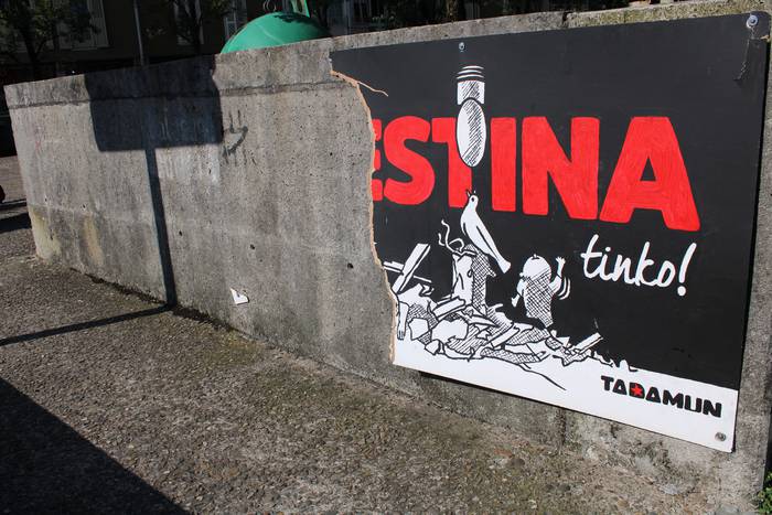 Palestinaren aldeko muralaren txikizioa salatu du Tadamunek