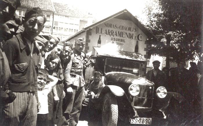 Usurbilgo enpresa bat, 1936ko gerra garaiko argazki argitaratu gabean