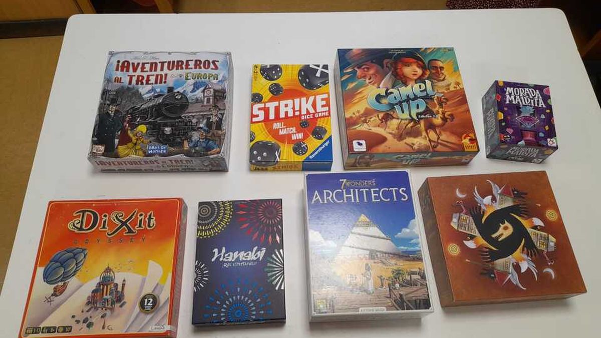 Haurrak eta helduak mahai-jolasetan ibili dira Santuenean