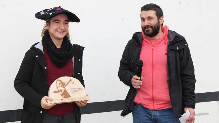 Zubietako herriak pilotako lau t´erdiko txapeldun Miriam Arrillaga Beloki zoriondu eta omendu du