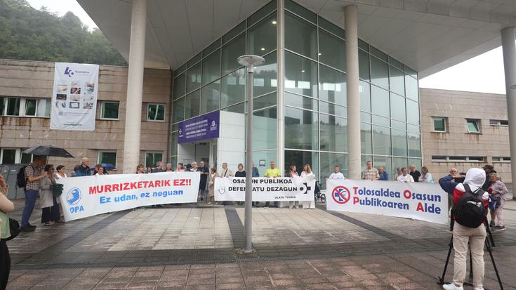Areagotzen doazen murrizketen aurrean, osasungintza publikoa babestu eta indartzea eskatu dute