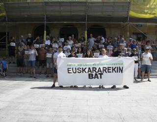 Udala eta usurbildarrak euskararen aldeko elkarretaratzea egin dute "Euskararekin bat" lemapean