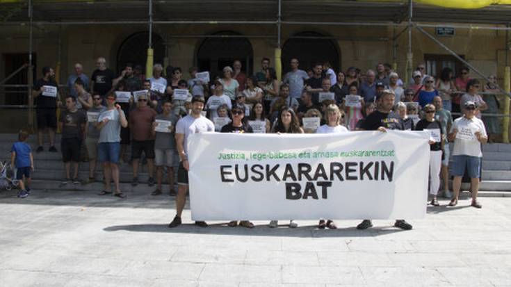 Udala eta usurbildarrak euskararen aldeko elkarretaratzea egin dute "Euskararekin bat" lemapean