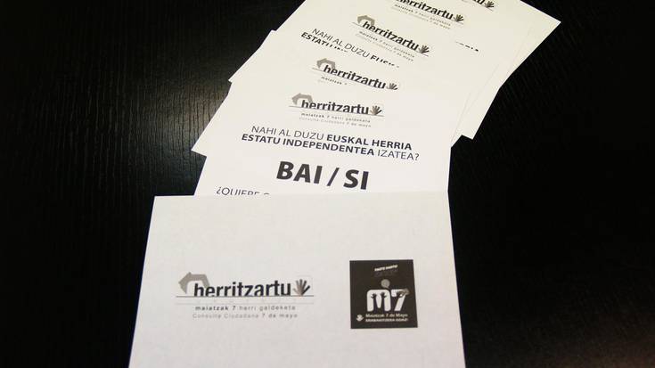 Maiatzaren 7ko galdeketan bozkatzeko paper eta gutunazalak prest Usurbilen