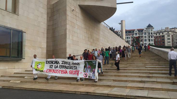 Erraustegiaren aurkako aldarria Guggenheim atariraino eraman dute
