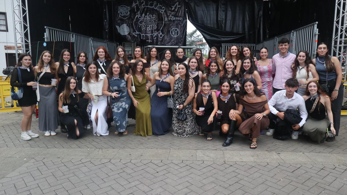 Elegante asko jantzita poteoan, Gazte Egunaren bezpera honetan