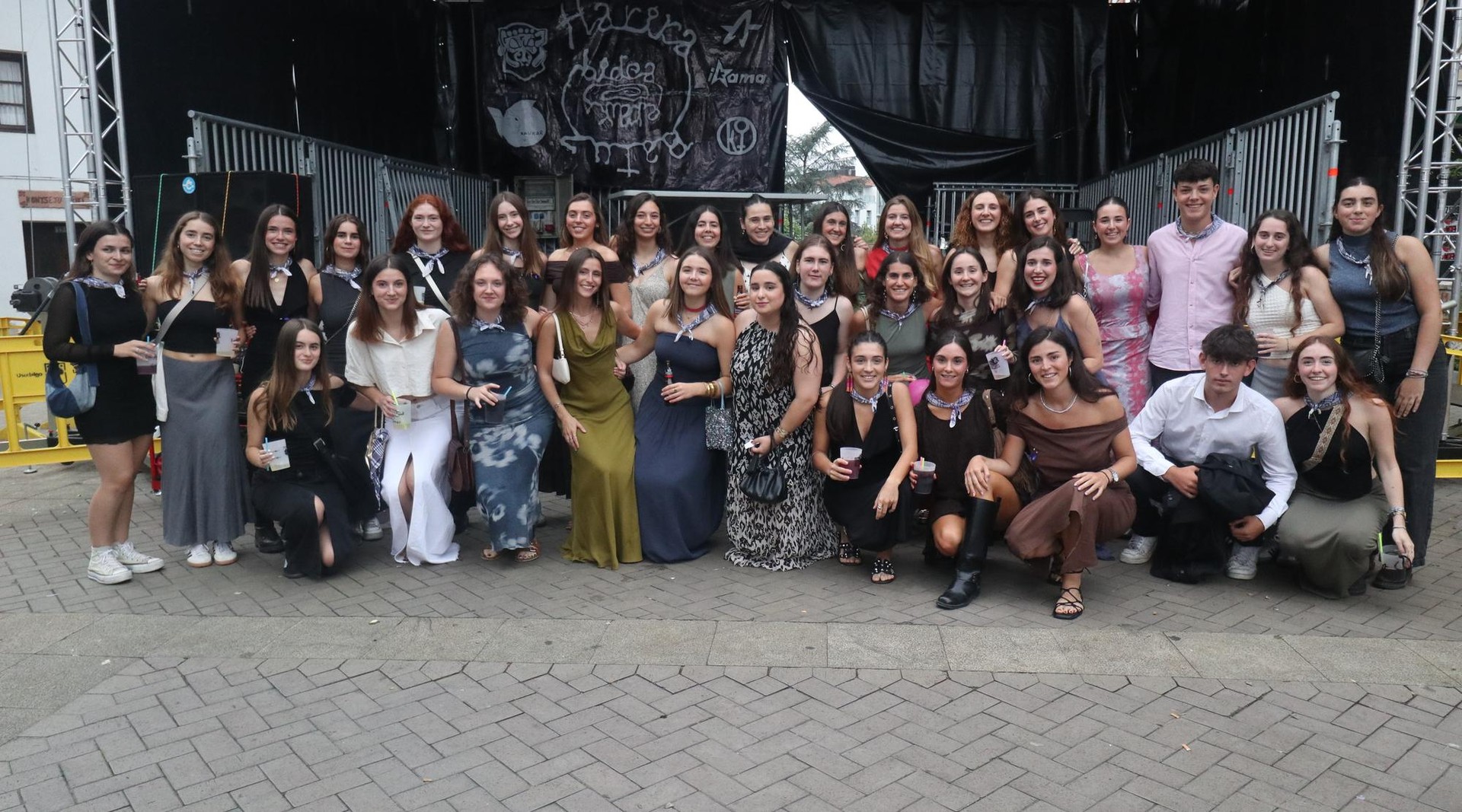 Elegante asko jantzita poteoan, Gazte Egunaren bezpera honetan