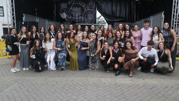 Elegante asko jantzita poteoan, Gazte Egunaren bezpera honetan