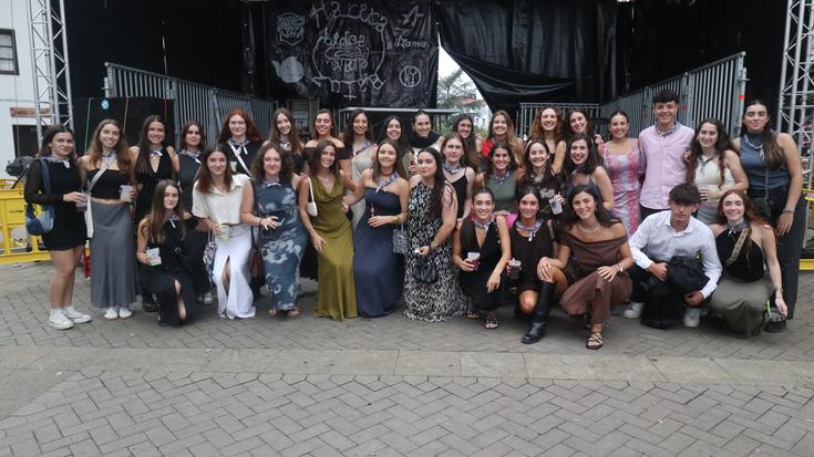 Elegante asko jantzita poteoan, Gazte Egunaren bezpera honetan