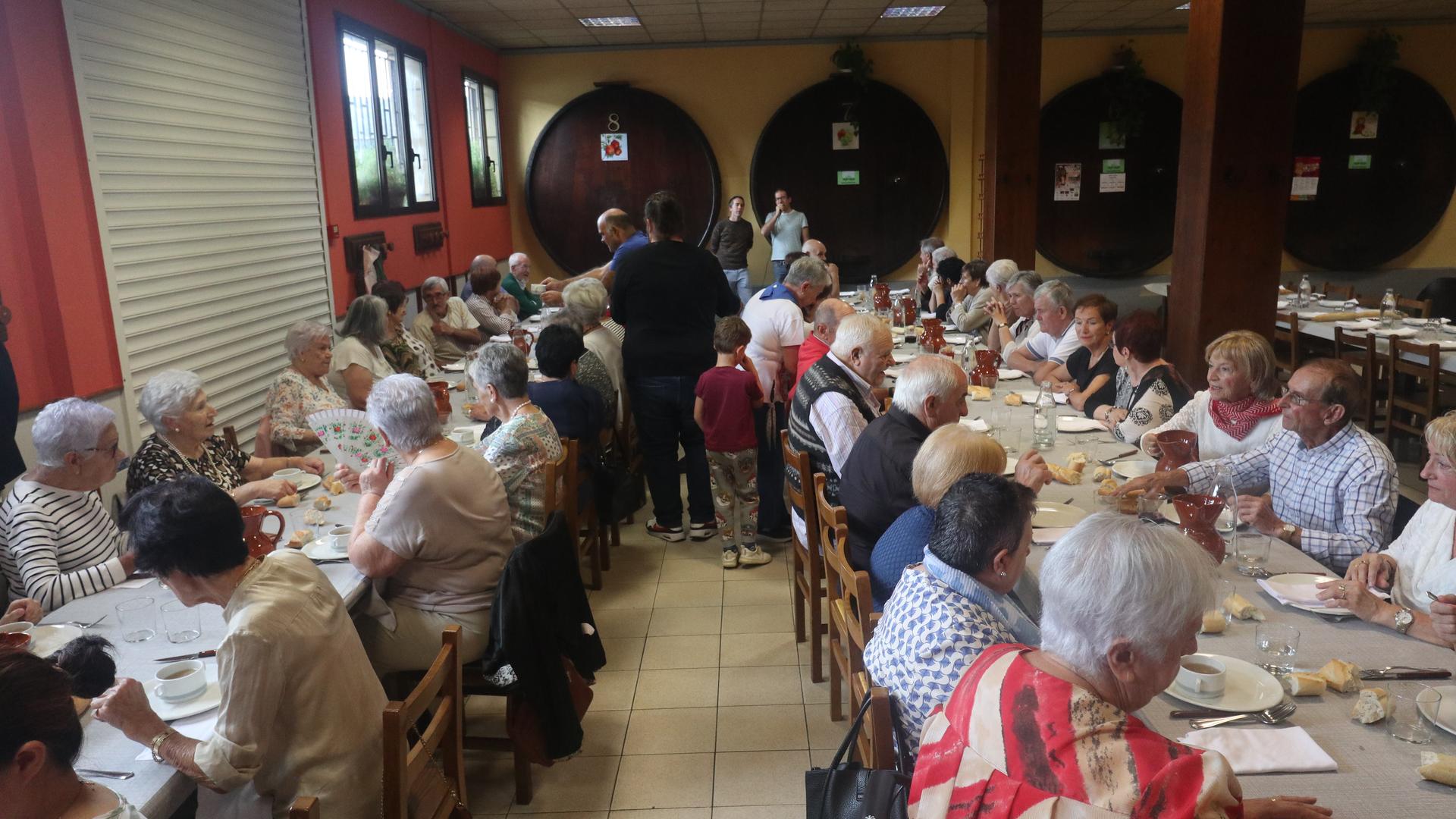 Bertsodun hamaiketako goxoa dastatuz hasi dute San Praixku Eguna Aginagan