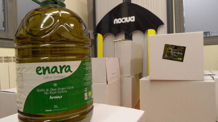 Errigoraren kanpaina arrakastatsuko oliba olio bidoiak NOAUA!ra heldu dira