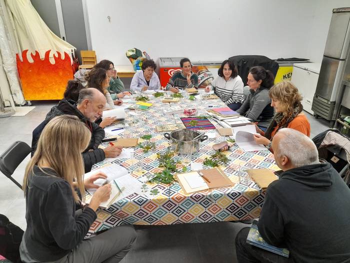 Santuenea, kantu bazkarira begira