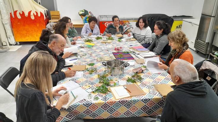 Santuenea, kantu bazkarira begira