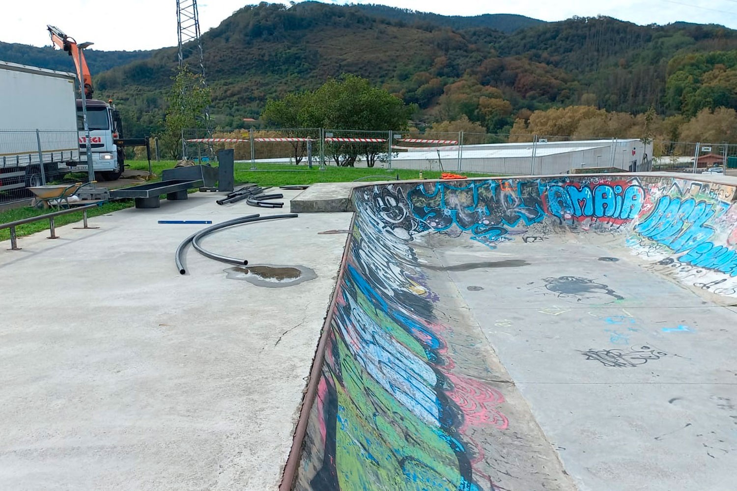 Bizkarreko skate parkea berritzen hasi dira