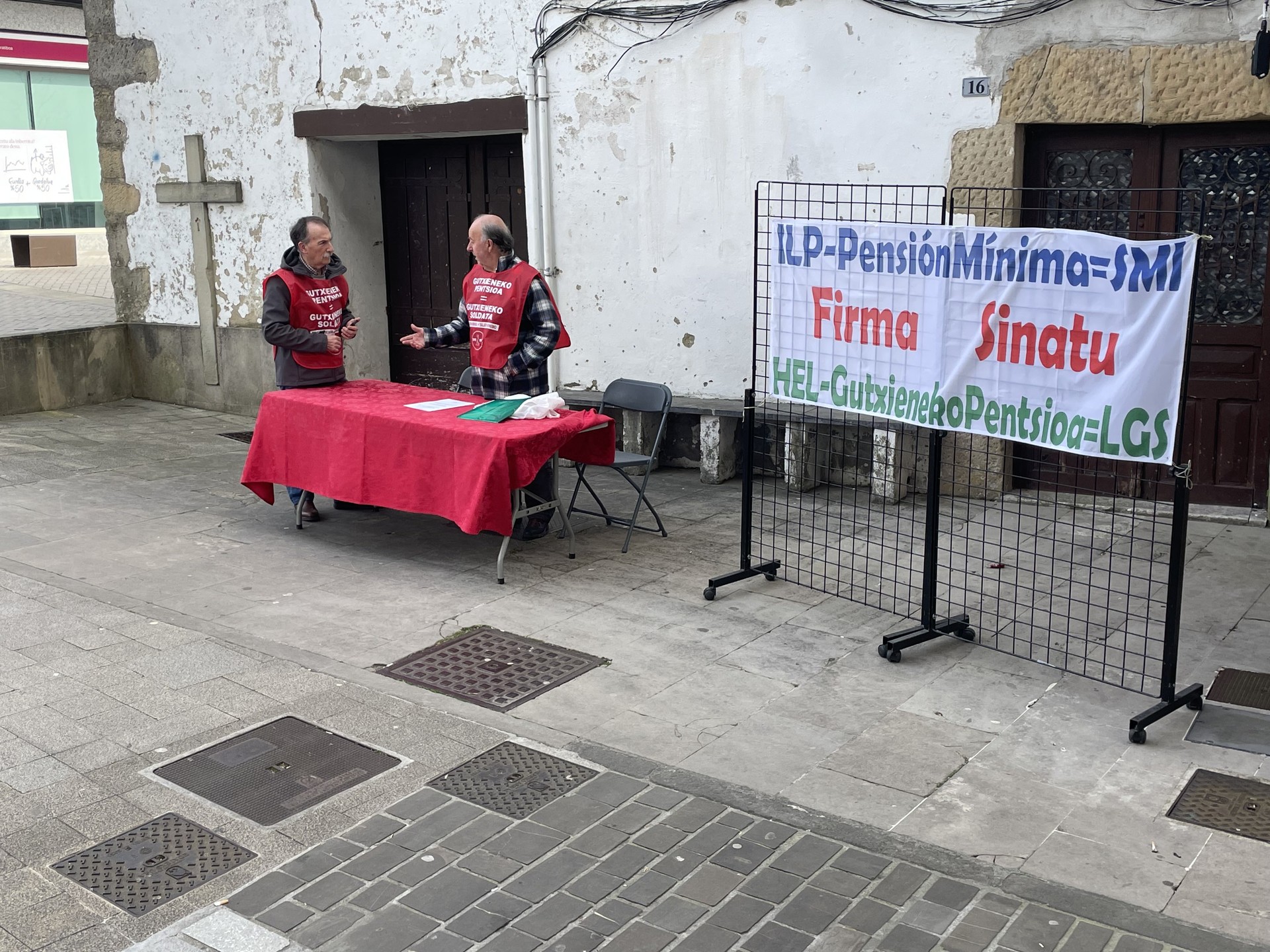 Euskal Herriko Pentsiodunen  Mugimenduaren sinadura bilketa egin dute goizean