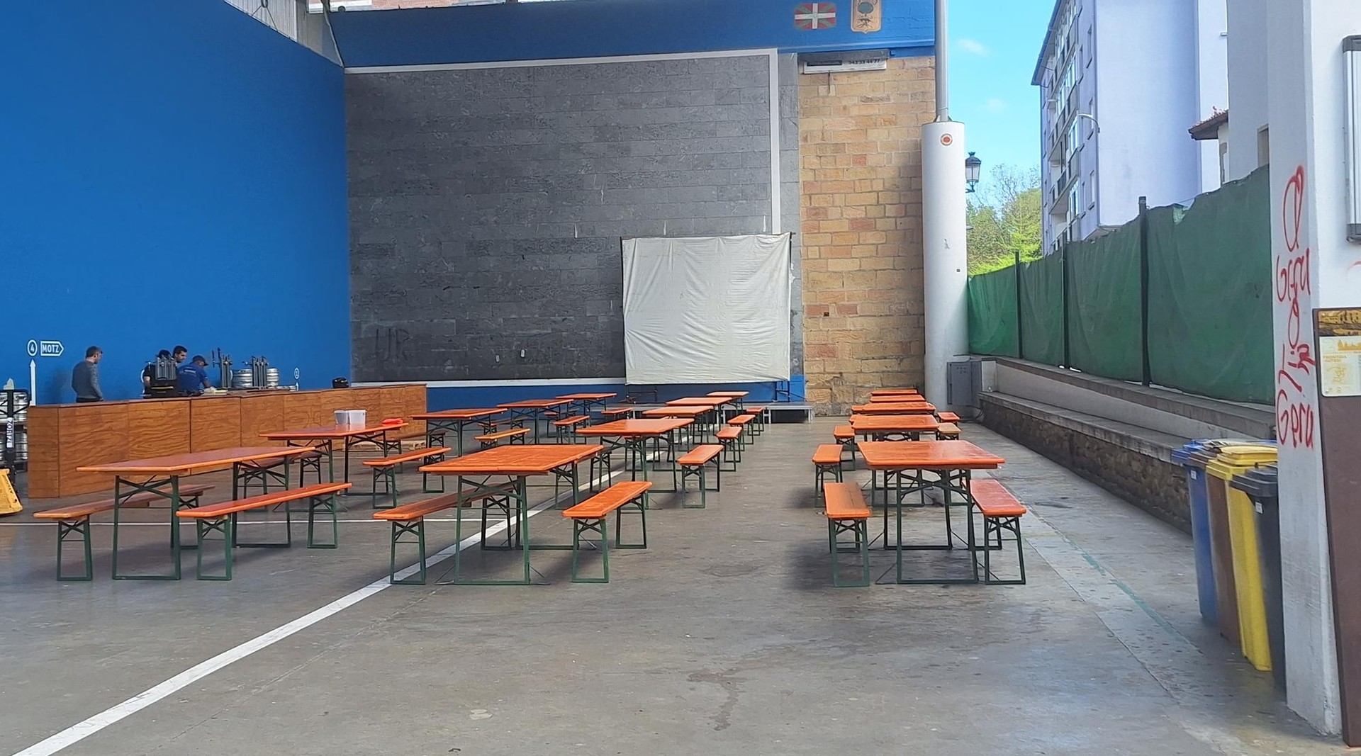 Azken atontze-lanak, arratsaldean irekiko duten Garagardo Azokarako