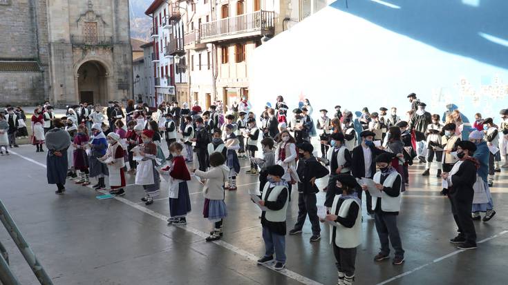 Publikorik gabe eta musukoekin baina kantu giro alaiean joan dira ikasleak oporretara