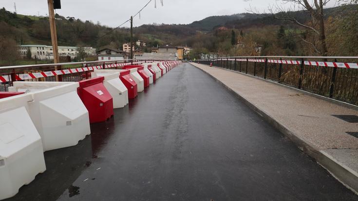 Txokoaldeko Altzonazko zubia zabalik oinezko nahiz txirrindularientzat