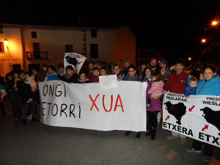 Porrotxekin Xuarentzako argazkia ateratzeko deia egin dute motxiladun umeek larunbatean Bilbon