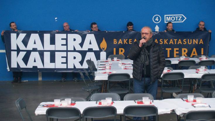 Mahai hutsez bete dute Kaleragunea, falta direnen oroimenez