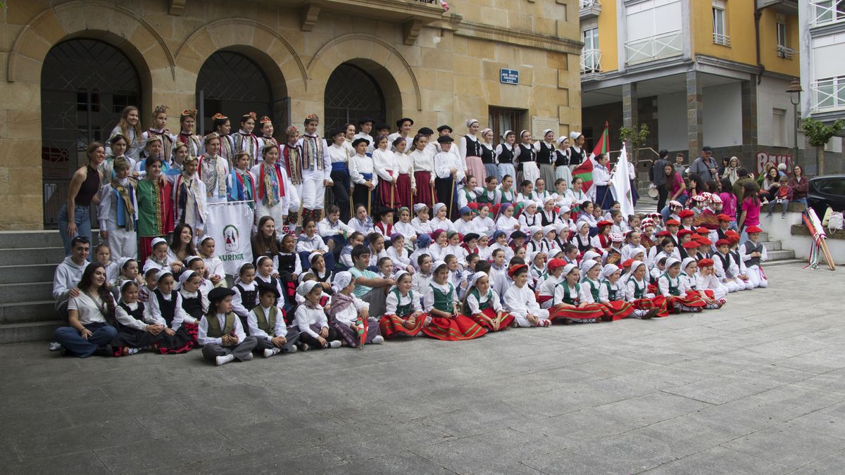 Dantza eguna kalejira batekin hasi dute