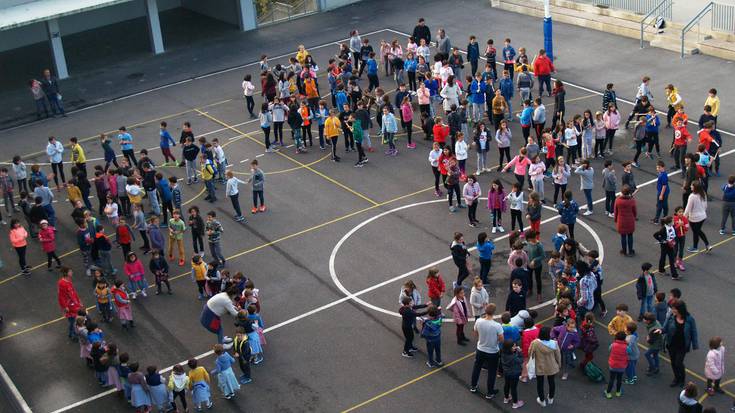 Dantzan eta abestuz, gorazarre San Martin Egunari