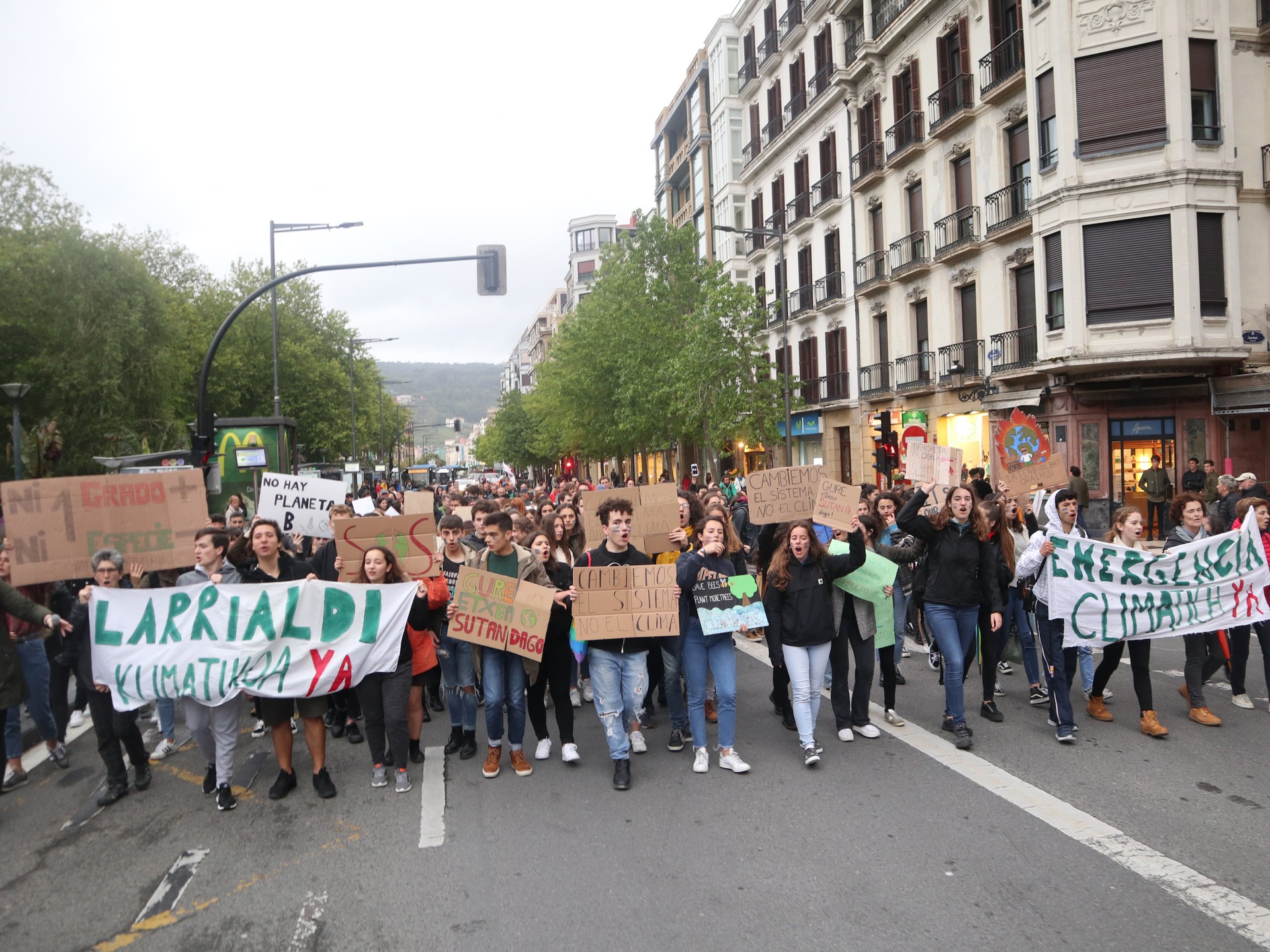 Klima aldaketaren eta errausketaren aurkako borrokak bat eginik, Fridays For Future mugimenduaren Donostiako mobilizazioan