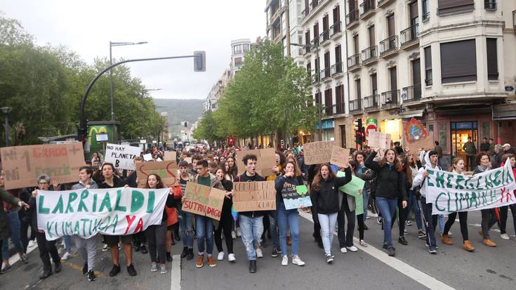 Klima aldaketaren eta errausketaren aurkako borrokak bat eginik, Fridays For Future mugimenduaren Donostiako mobilizazioan