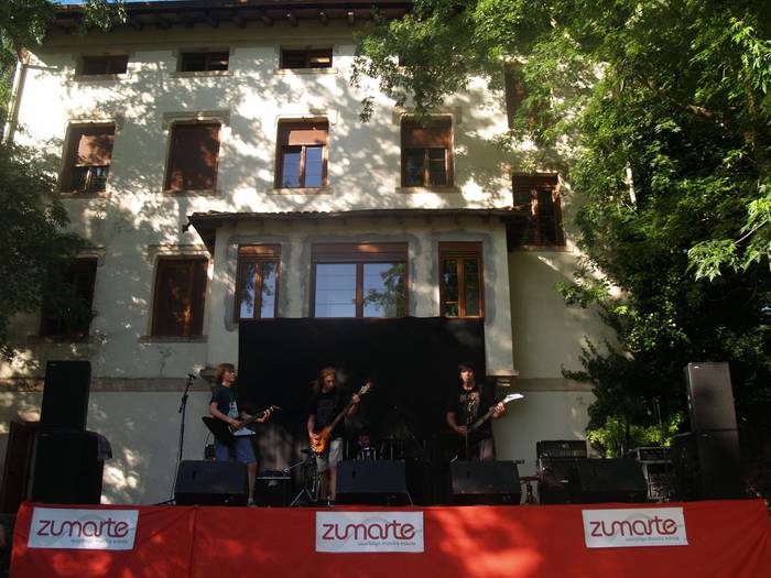 Zumarteko pop-rock, folk eta gitarra taldekoen emanaldia gaur Santuenean