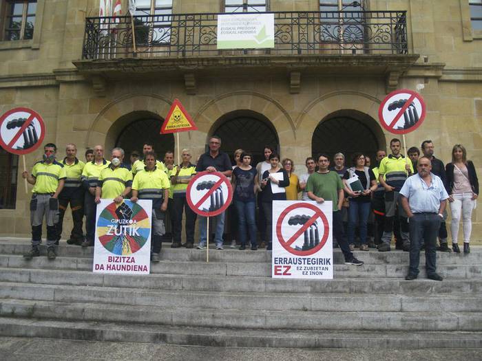 Usurbilgo udal langileek bat egin dute, Gipuzkoa Zutik ekimenarekin