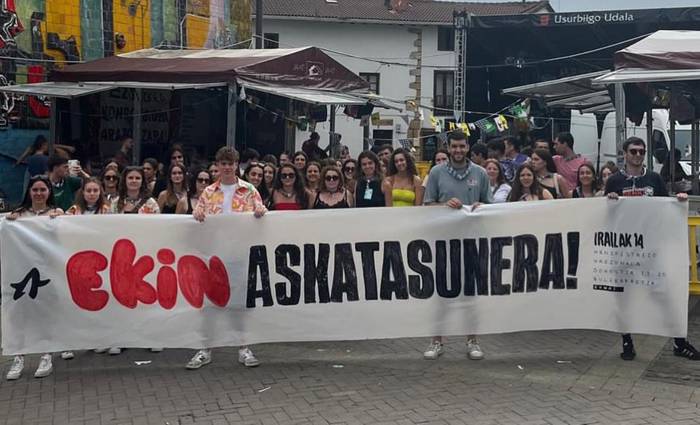 Igandean Ernaik Donostian deitutako mobilizaziora Usurbildik elkarrekin joateko deia