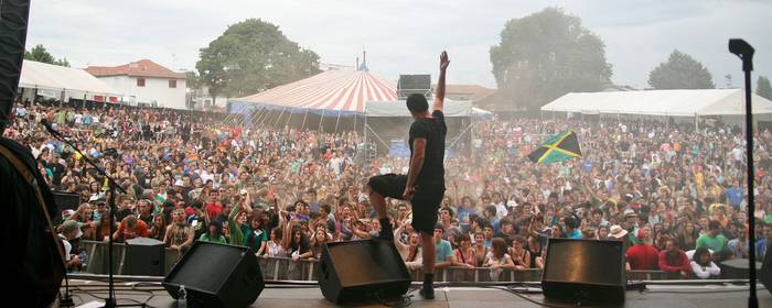Euskal Herria Zuzenean festibalera joateko sarrera bat zozketatuko du NOAUA!k bazkideen artean