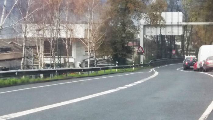 Belartzako biribilgune parerainoko auto-ilarak