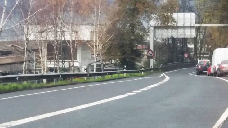Belartzako biribilgune parerainoko auto-ilarak