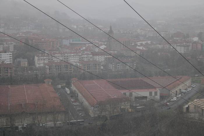 Zeroz azpiko tenperatura eta elurra 200 metrotan, hurrengo orduotarako iragarpena