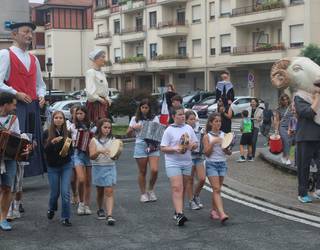 Lauburu konpartsa dantza batean ibili da kalez kale