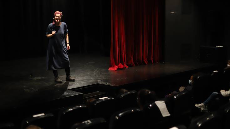 Bi ipuin kontaketa saio eskaini ditu Ixabel Agirresarobek Sutegiko auditorioan