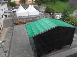 Txosna, karpa eta oholtza, Atxegaldeko festa guneak prest