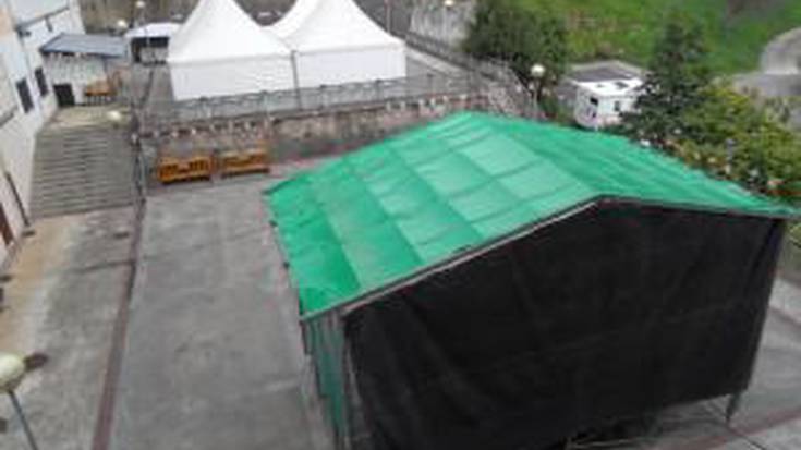 Txosna, karpa eta oholtza, Atxegaldeko festa guneak prest