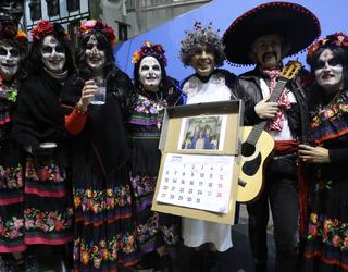 Mozorrotuen desfileak iluntzean izan du segida