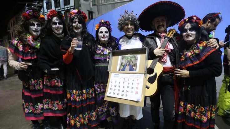 Mozorrotuen desfileak iluntzean izan du segida