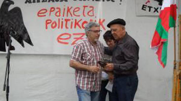 Omenaldi eta dantza giroan hasi dute, Aitzaga Elkartearen 20. urtemugako gaualdia