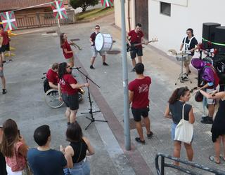 Atxegaldeko auzoa laster murgilduko da jai giroan
