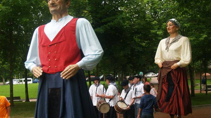 Erraldoi eta buruhandien konpartsa, kalejiran eta laguntza biltzen jaiotan