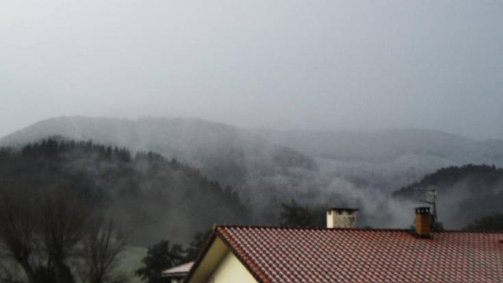Mendi gainak zuritu ditzake, datozen orduotarako iragarria dagoen elurrak