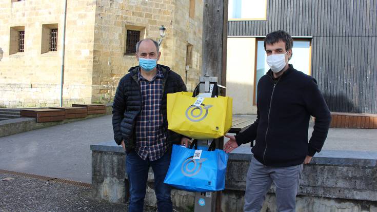 Ontzi arinak eta papera biltzeko poltsak astelehenetik aurrera eskatu ahal izango dira