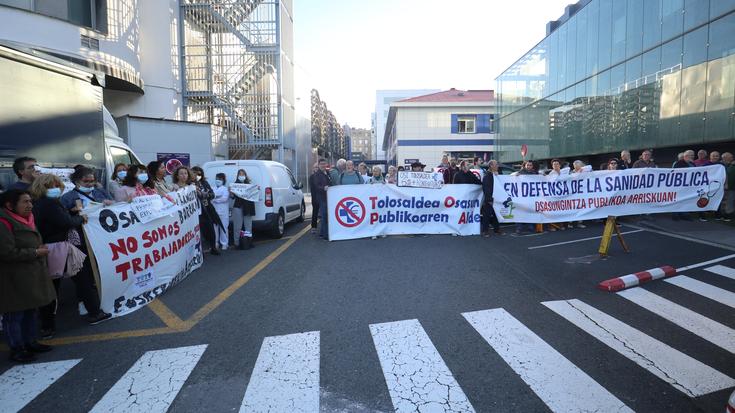 Osasun sistema publiko eta duinaren alde mobilizatu dira, Osasun Ituna adosteko bileraren atarian