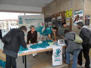 Gure Esku Dago taldekoen mahaia Kaxkoan, 11:00etatik 14:00etara