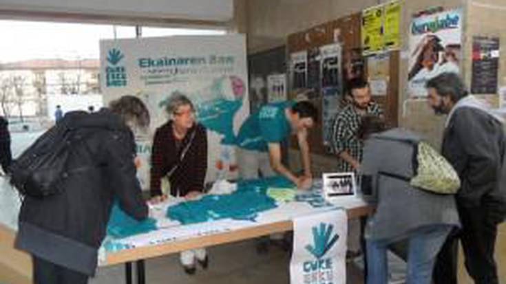 Gure Esku Dago taldekoen mahaia Kaxkoan, 11:00etatik 14:00etara