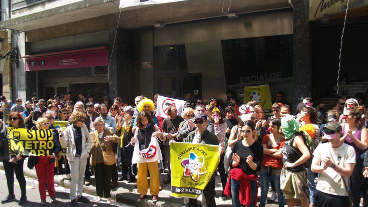 Bizitza Da Handiena protesta astearen harira auziperaturikoei elkartasuna adierazteko deia